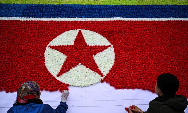 북미정상회담을 앞둔 베트남 하노이 거리에 꽃으로 만든 북한과 미국의 국기가 설치되고 있다.