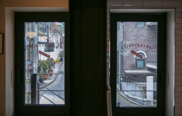 [태우's PICK] 한남동에는 면도도 받고 치킨버거도 먹을 수 있는 공간이 있다