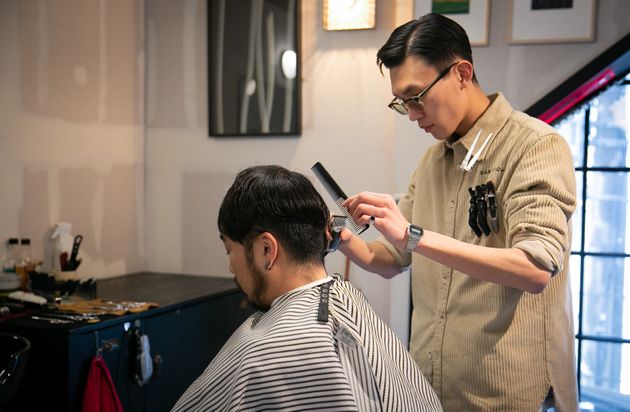 [태우's PICK] 한남동에는 면도도 받고 치킨버거도 먹을 수 있는 공간이 있다