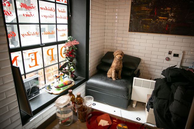 [태우's PICK] 한남동에는 면도도 받고 치킨버거도 먹을 수 있는 공간이 있다