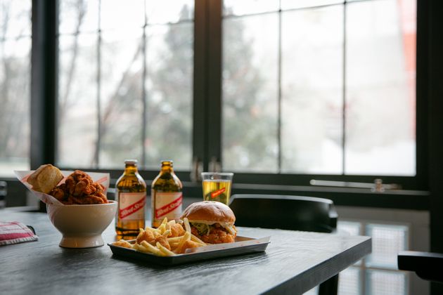 [태우's PICK] 한남동에는 면도도 받고 치킨버거도 먹을 수 있는 공간이 있다