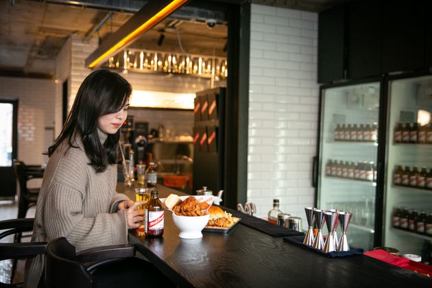 [태우's PICK] 한남동에는 면도도 받고 치킨버거도 먹을 수 있는 공간이 있다