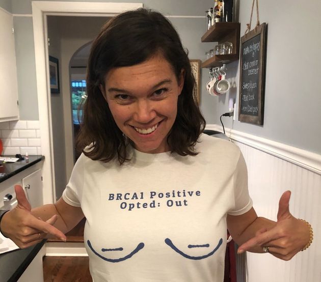 글쓴이 모린 보센이 새로운 유전자 검사 결과를 받기 한 달 전 자신이 BRCA1 양성 판정을 받았다는 걸 자랑스럽게 밝힌 티셔츠를 입고 있다.