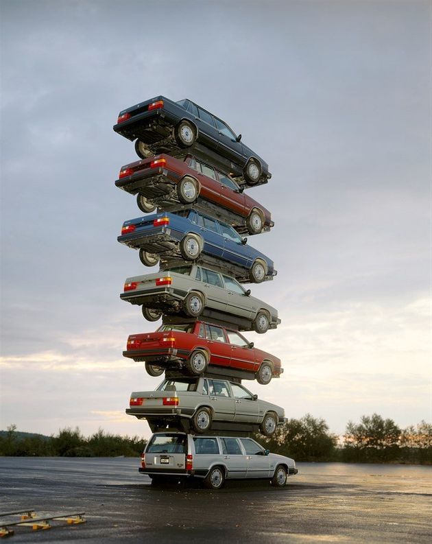 1980년대, 볼보는 자사 차량의 안전성을 강조하기 위해 차량을 겹겹이 쌓아올린 이미지를 광고에 활용했다. 사진은 7대의 볼보 760을 쌓아놓은 모습. 1982년.