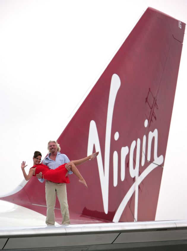 마이애미-런던 노선 취항 25주년을 기념해 리처드 브랜슨이 보잉747 날개 위에서 영국 가수 사라 하딩을 들어올리고 있다. 2011년 6월15일.