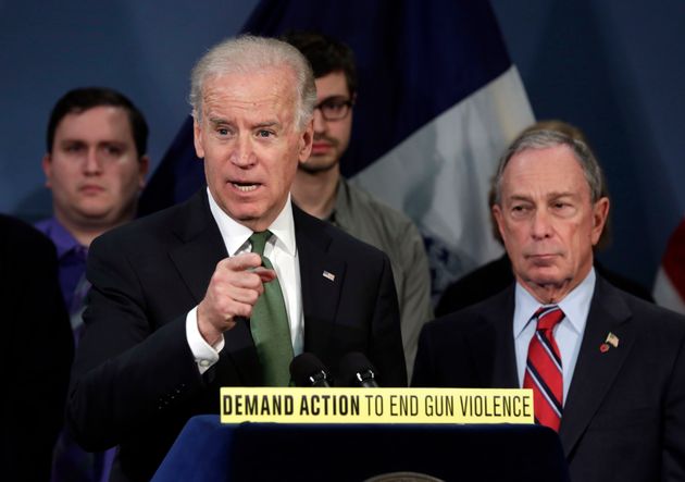 사진은 2013년 3월 미국 뉴욕 시청에서 열린 기자회견에서 당시 조 바이든 부통령이 발언하는 모습. 마이클 블룸버그 뉴욕시장(오른쪽)이 이 모습을 지켜보고 있다.