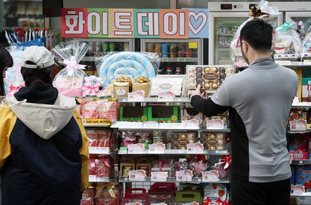 화이트데이를 하루 앞둔 13일 오전 서울 중구 명동의 한 편의점에 진열된 사탕과 초콜릿들