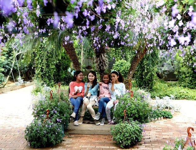 지난 6일 세계꽃식물원에 놀러 온 주한미군 가족. 왼쪽부터 이사벨라(8), 미아(10), 밀레나(8) 소피 (8).