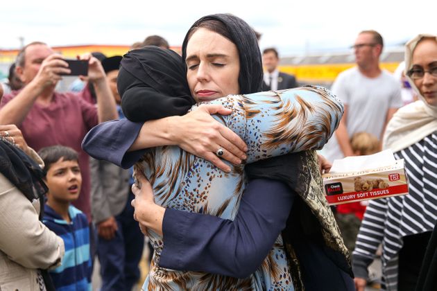 웰링턴에 위치한 킬버니 모스크를 방문한 저신다 아던 뉴질랜드 총리가 추모객들과 슬픔을 나누고 있다. 2019년 3월17일.