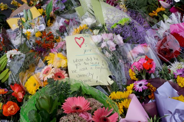 총기난사 테러를 당한 모스크 두 곳 중 하나인 알 누르 모스크 인근에 누군가 손으로 쓴 편지를 가져다놓았다. 뉴질랜드 크라이스트처치, 2019년 3월16일.