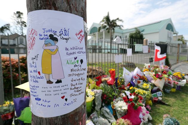 동네 모스크 앞에 놓인 조화와 추모 메시지들. 뉴질랜드 오클랜드, 2019년 3월17일.