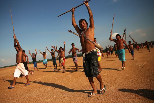 2014년 11월 26일에 아마존 우림 타파조스 강 수력 발전 댐 건설에 항의하는 시위를 벌이고 있는 문두루쿠 부족.