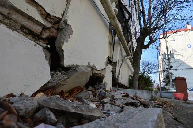 경북 포항시 북구 흥해읍 대성 아파트가 무너진 채 방치되고 있다. 대성 아파트는 2017년 11월15일 북구 흥해에서 발생한 규모 5.4지진 때 건물 외벽과 건물이 무너지는 피해가 발생했다.