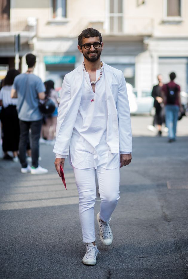 2018 밀라노 멘스패션위크에서 쿠르타를 화이트진과 함께 입은 패션 에디터 시모네 마르체티