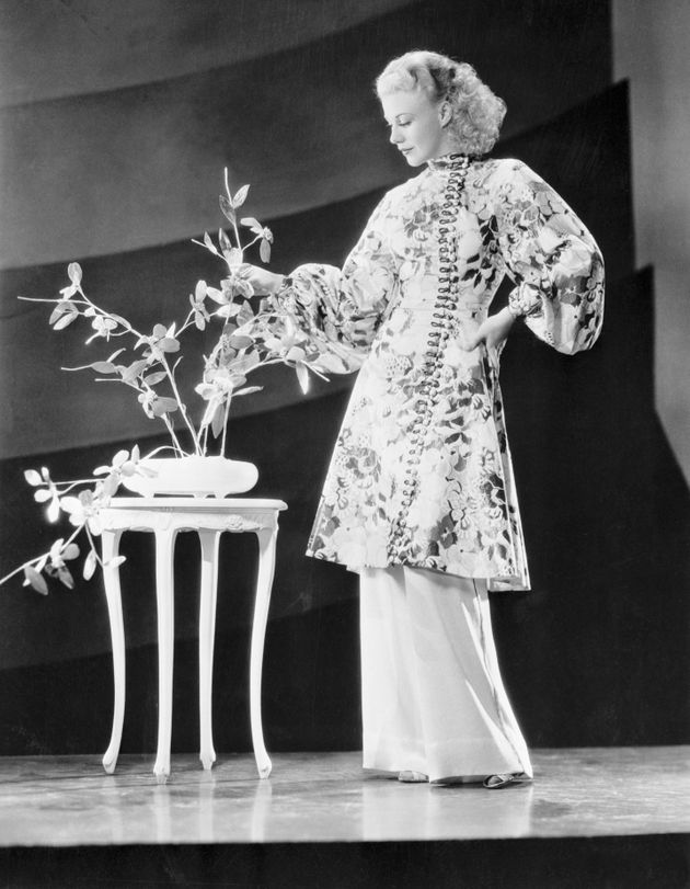 1950년대 진저 로저스가 '여주인 파자마'를 입고 있는 모습