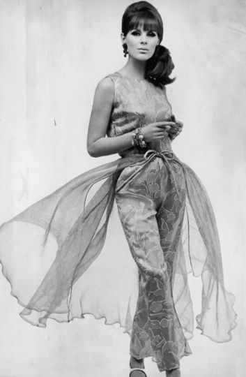 1965년경 한 모델이 입은 실크 이브닝 파자마