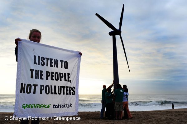 그린피스 활동가들이 남아공에서 재생가능에너지 확대를 촉구하며 풍력발전기를 세우고 있다.