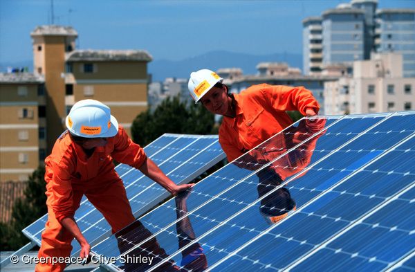 그린피스 직원이 스페인 말로르카 시에서 태양광 패널을 설치하고 있다.