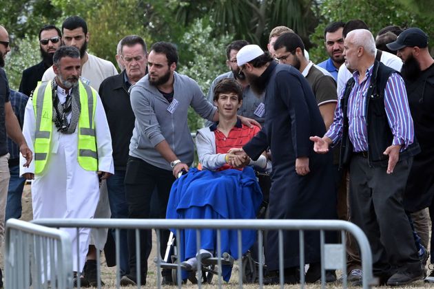 테러 당시 모스크에 있다가 부상을 입은 자에드 무스타파가 휠체어에 탄 채 아빠와 형의 장례식을 지켜보고 있다. 뉴질랜드 크라이스트처치, 2019년 3월20일.