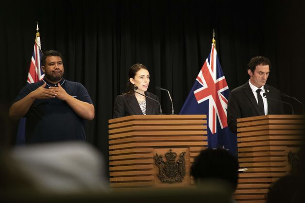 저신다 아던 뉴질랜드 총리와 경찰 장관 스튜어트 내쉬가 기자회견에서 총기 규제 강화 방침을 공개하고 있다. 뉴질랜드, 웰링턴. 2019년 3월21일.
