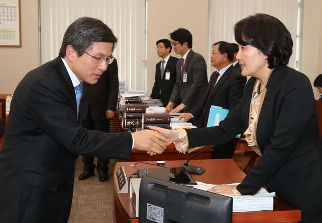 2013년 4월 22일 황교안 당시 법무부장관(왼쪽)과 박영선 당시 법사위 위원장이 서울 여의도 국회에서 열린 법제사법위원회 전체회의에서 악수를 하고 있다.