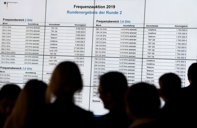 사진은 독일 연방통신청(BNA)이 실시한 5G 주파수 경매 2차 라운드 결과가 스크린에 표시되고 있다. 독일, 마인츠. 2019년 3월19일.