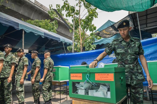 태국 군인들이 투표에 참여하고 있다. 태국, 방콕. 2019년 3월24일.