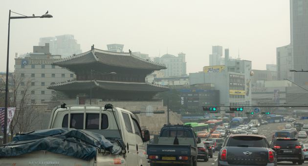서울 초미세먼지 관측 이래 사상 최고치를 기록한 3월 5일 서울 광화문 앞을 달리는 자동차들