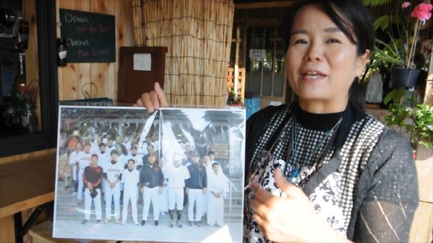 일본 자이언츠 팀의 광팬인 이 나하 꽃집 사장님은 가게에 자이언츠 팀 사진을 빼곡하게 걸어 뒀다.