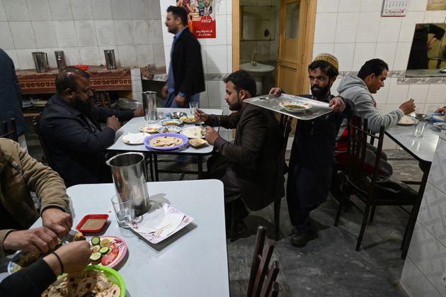 '왕좌의 게임'의 피터 딘클리지와 닮아 유명해진 파키스탄 남성