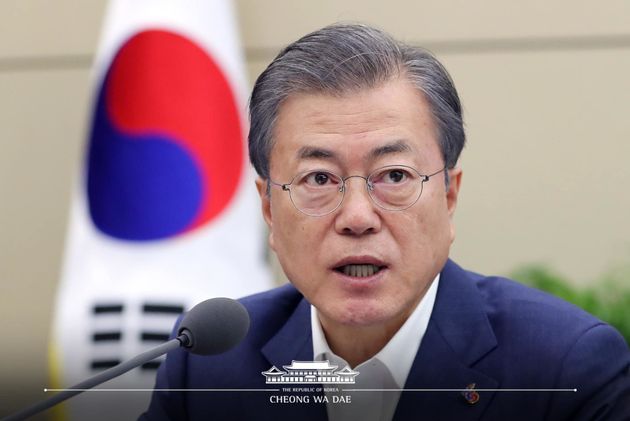 문재인 대통령의 국정지지도가 집권 이후 최저치를 기록했다