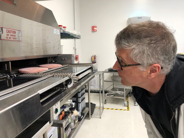 '임파서블 푸드'를 창업한 팻 브라운이 미국 캘리포니아주 레드우드시티에 위치한 연구소에서 '채식 패티'를 들여다보고 있다. 2019년 3월26일.