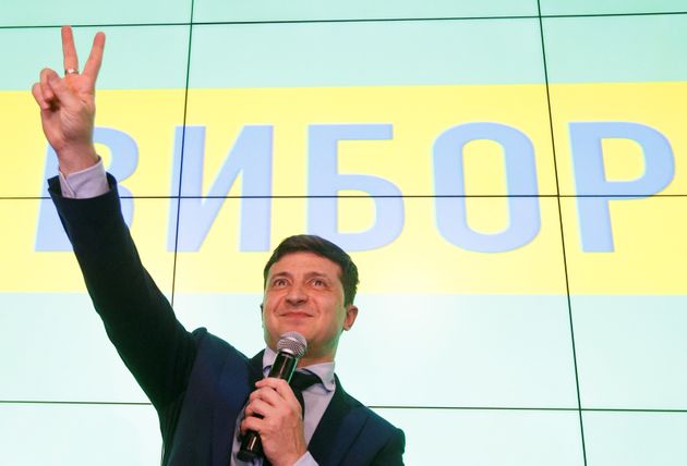 우크라이나 코미디언이자 배우인 볼로디미르 젤렌스키(41) 후보가 대통령선거 출구조사 결과 직후 자신의 선거 사무소에서 '브이'자를 그려보이고 있다. 키예프, 우크라이나. 2019년 3월31일.