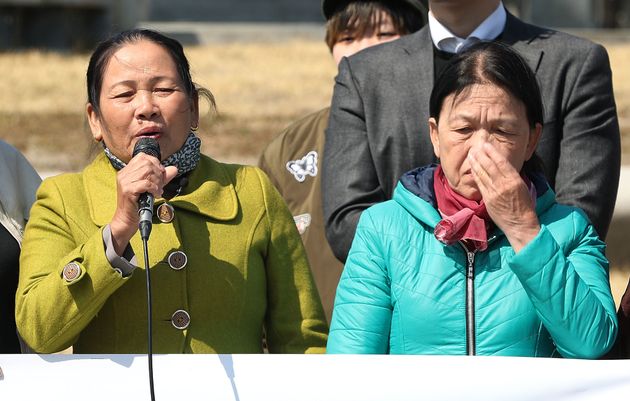 베트남 퐁니마을 학살 생존자 응우옌 티탄(왼쪽)씨 등이 4일 오후 서울 종로구 청와대 분수대 앞에서 베트남전 민간인 학살 피해자 청원서 제출 기자회견을 하고 있다.
