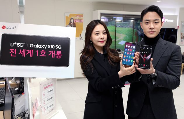 인기 유튜버 김민영(왼쪽)씨와 남편 서주원씨가 지난 3일 밤 서울 종로 LG유플러스 직영점에서 '세계 최초'로 일반인 대상 5G 서비스에 가입했다.