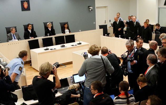 77명의 목숨을 앗아간 노르웨이 테러의 범인 아네르스 베링 브레이크가 결심 공판에서 '백인 우월주의 제스처'를 취하고 있다. 그에게는 노르웨이 법정 최고형인 징역 21년형이 선고됐다. 5년마다 형량을 연장할 수 있는, 사실상의 종신형이다. 노르웨이, 오슬로. 2012년 4월24일.