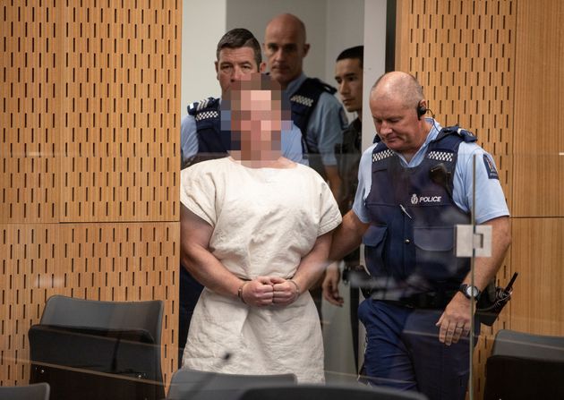 사진은 뉴질랜드 크라이스트처치 총기난사 테러 다음날인 3월16일, 테러범 브렌튼 태런트가 법정에 들어서는 모습. 이후 그는 50건의 살해 혐의와 39건의 살인미수 혐의로 기소됐다. 뉴질랜드, 크라이스트처치. 2019년 3월16일.