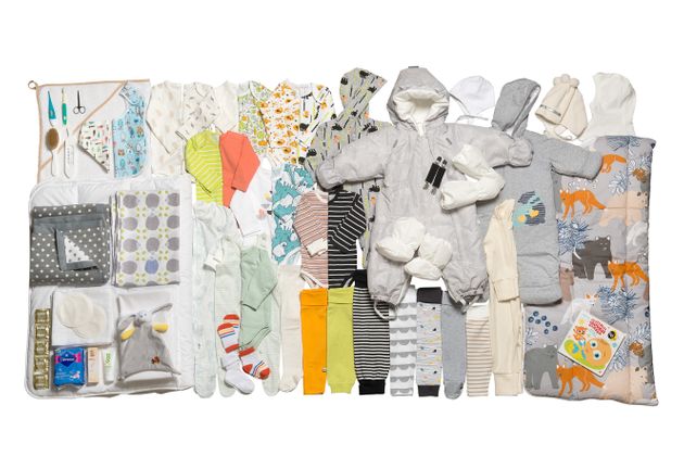 2019년도 핀란드의 '엄마상자' 안에 든 물건들. '엄마상자'는 정부가 출산을 앞둔 엄마에게 주는 상자로, 옷과 양말, 동화책과 장난감을 비롯한 여러 가지 아기 용품들이 들어있다. 