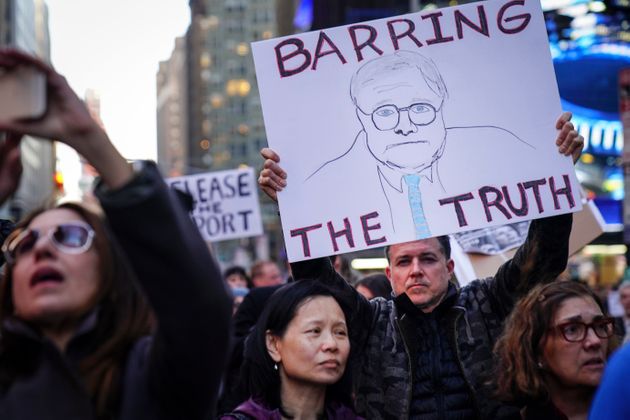 미국 곳곳에서 뮬러 특검 수사 결과 보고서 공개를 촉구하는 시위가 열렸다. 한 시민이 윌리엄 바(William Barr) 법무장관의 이름을 딴 피켓('진실을 가로막다')을 들고 있다. 미국, 뉴욕. 2019년 4월4일.