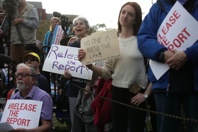 미국 워싱턴DC 백악관 근처에서 열린 특검 보고서 공개 촉구 시위에서 참석자들이 피켓을 들고 있다. 2019년 4월4일.