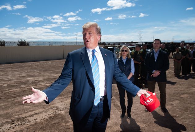 도널드 트럼프 미국 대통령이 캘리포니아주에 위치한 미국-멕시코 국경 지대를 돌아보고 있다. 최근 트럼프 대통령은 이민자 유입이 통제되지 않고 있다며 국경 폐쇄까지 거론했다. 미국 캘리포니아주, 칼렉시코. 2019년 4월5일.