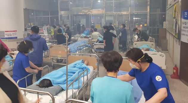 4일 속초의료원으로 불이 번지자 병원 관계자들이 환자를 안전한 곳으로 대피시키고 있다. 