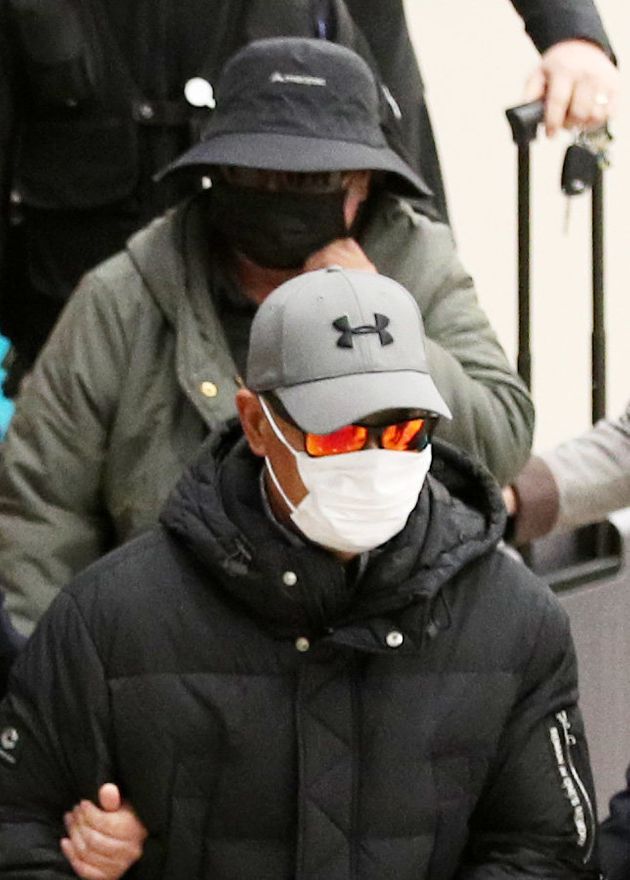 래퍼 마이크로 닷(본명 신재호, 25)의 부모가 8일 오후 인천국제공항 제2터미널을 통해 입국해 압송되고 있다.