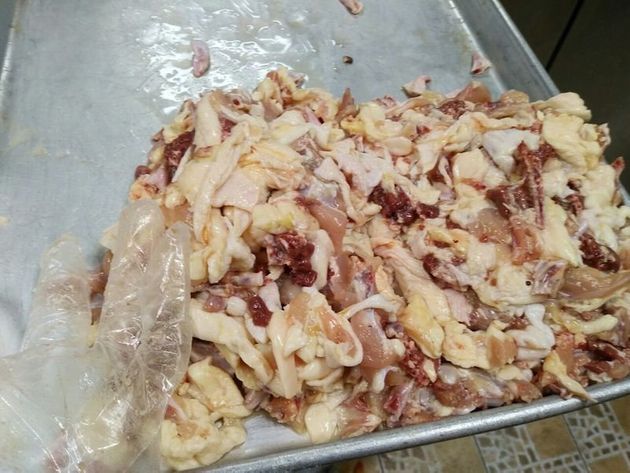 비에이치시(BHC)가 가맹점에 공급한 닭고기에서 분리해낸 지방과 껍질 등 조리할 수 없는 고기 부위가 수북이 쌓여 있다.