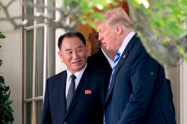 김영철 북한 노동당 부위원장 겸 통일전선부장은 그동안 북한을 대표해 비핵화 협상을 이끌어왔다. 사진은 미국 백악관을 방문한 그가 도널드 트럼프 대통령과 환담을 나누는 모습. 2018년 6월1일.