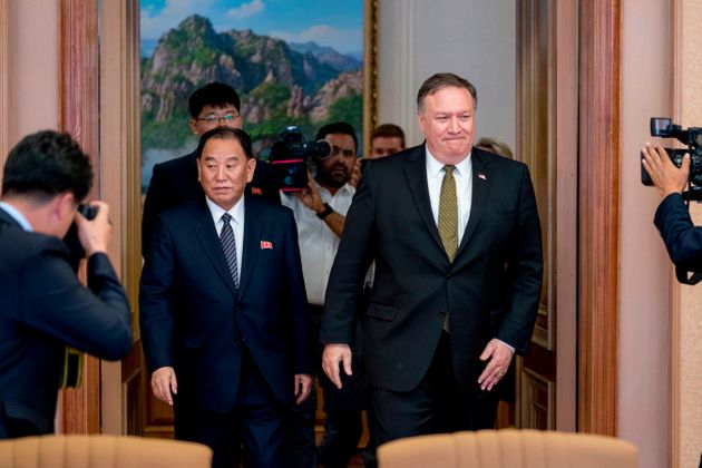북한 평양을 방문한 마이크 폼페이오 미국 국무장관과 함께 회담장에 들어서는 김영철 통일전선부장. 2018년 7월7일.