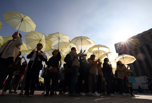 14일 오후 4시 16분에 서울 광화문광장에서 세월호 참사 5주기 ‘잊지 않을게’ 대학생 대회에서 참가자들이 노란 우산으로 세월호 리본을 만드는 퍼포먼스를 하고 있다. 