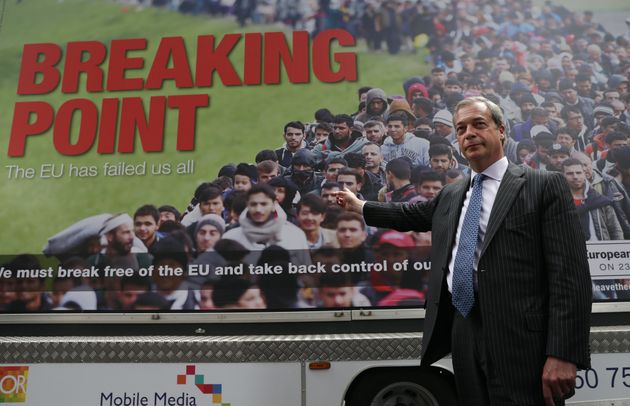 2016년 영국 브렉시트 국민투표 당시 탈퇴(Leave) 진영의 주요 세력 중 하나였던 나이젤 파라지 당시 영국독립당(UKIP) 대표. 사진은 그가 투표를 1주일 앞두고 '이민 위기'를 강조하는 홍보물 앞에서 포즈를 취하는 모습. 2016년 6월16일.