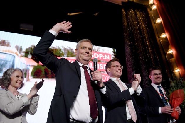 핀란드 사회민주당 대표 안티 린네(Antti Rinne)가 총선 승리를 자축하고 있다. 핀란드, 헬싱키. 2019년 4월14일.