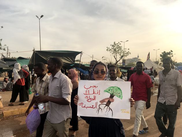수단 시위대는 민간 과도정부 수립을 요구하며 수도 하르툼에 위치한 국방부 앞에서 시위를 계속하고 있다. 2019년 4월14일.